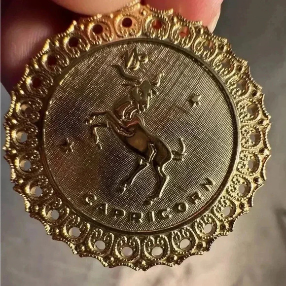 Beautiful Gold Coloured Capricorn Vintage Pendant/charm For Necklace Scalloped - Picture 1 of 6